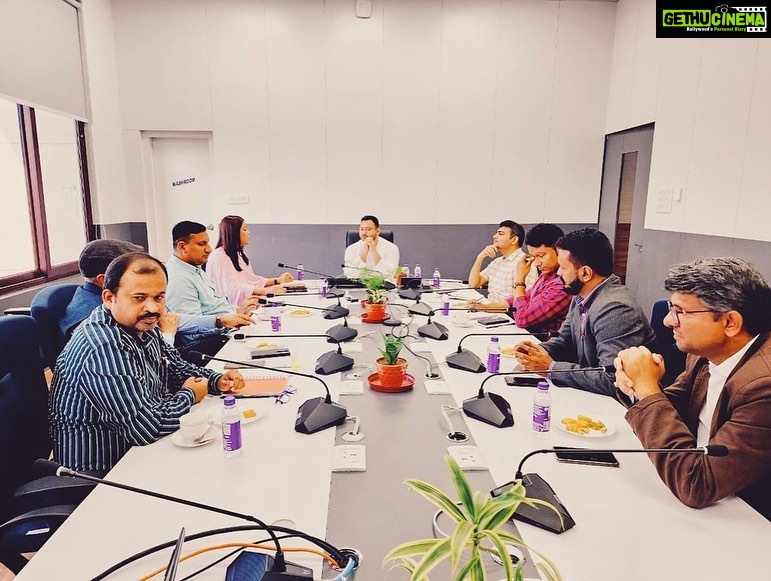 Neetu Chandra Instagram - बिहार को दया नहीं प्रेम चाहिए,अब संवेदना चाहिए और आज उपमुख्यमंत्री @yadavtejashwi से मिलकर लगा की आखिर हमें वो नेता मिल ही गया जो सही में बिहार को आगे रख रहा है| आज लगा की बिहार मजबूत हाथों में है। फिल्म पॉलिसी,OTTऔर टूरिज्म की चर्चा पर तुरंत कार्रवाई करने के लिए बहुत धन्यवाद🙏😊 #bihar #bihari #ekbihari #bihartourism ❤️ #leader