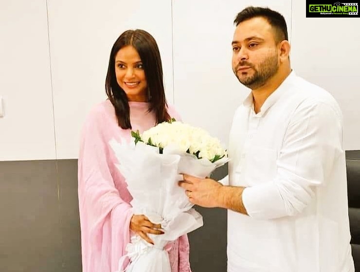Neetu Chandra Instagram - बिहार को दया नहीं प्रेम चाहिए,अब संवेदना चाहिए और आज उपमुख्यमंत्री @yadavtejashwi से मिलकर लगा की आखिर हमें वो नेता मिल ही गया जो सही में बिहार को आगे रख रहा है| आज लगा की बिहार मजबूत हाथों में है। फिल्म पॉलिसी,OTTऔर टूरिज्म की चर्चा पर तुरंत कार्रवाई करने के लिए बहुत धन्यवाद🙏😊 #bihar #bihari #ekbihari #bihartourism ❤️ #leader