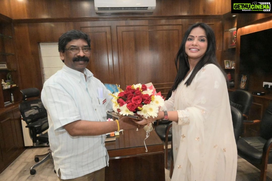Neetu Chandra Instagram - जोहार 🙏🏾 मुख्यमंत्री श्री @HemantSorenJMM जी से मिल के झारखंड की भाषाओं में फिल्म बनाने पर चर्चा की।आपके प्रगतिशील विचारों से मैं बहुत प्रभावित हुई।हम चंपारण टॉकीज के अंतर्गत इन फ़िल्मों का निर्माण करना चाहते हैं जिससे स्थानीय कलाकारों के लिए रोज़गार के अवसर बढ़ें l #ranchi #jharkhand