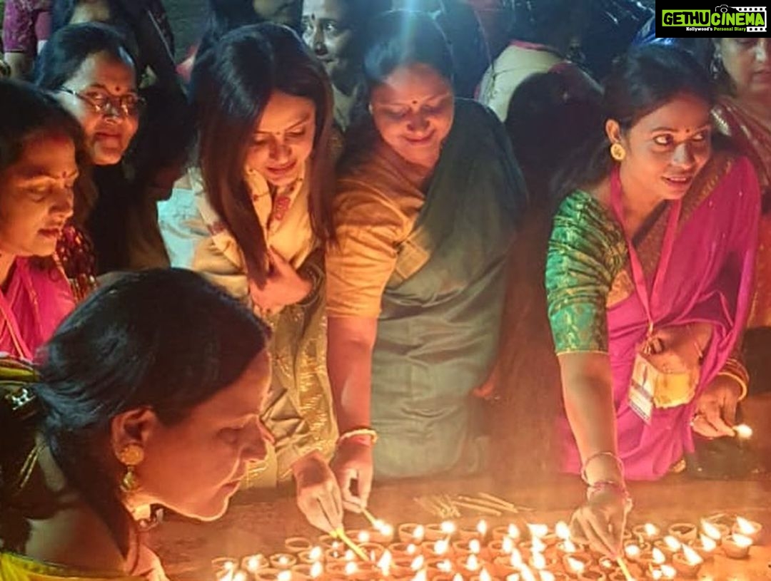 Neetu Chandra Instagram - Bringing Jamshedpur's Maithili community together in a divine celebration! 🙏🏽✨ Today's Maithili Samaaj Pooja was a sight to behold, filled with vibrant colors, soulful music, and an atmosphere of devotion. And as we celebrate Janki Navmi, let us offer our prayers to the goddess Janki and seek her blessings for peace and prosperity. 🌺🕉️ #MaithiliSamaajPooja #JankiNavmi #jamshedpur
