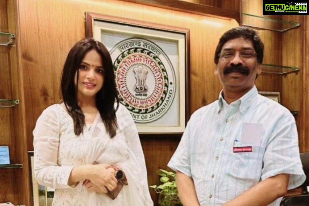 Neetu Chandra Instagram - जोहार 🙏🏾 मुख्यमंत्री श्री @HemantSorenJMM जी से मिल के झारखंड की भाषाओं में फिल्म बनाने पर चर्चा की।आपके प्रगतिशील विचारों से मैं बहुत प्रभावित हुई।हम चंपारण टॉकीज के अंतर्गत इन फ़िल्मों का निर्माण करना चाहते हैं जिससे स्थानीय कलाकारों के लिए रोज़गार के अवसर बढ़ें l #ranchi #jharkhand
