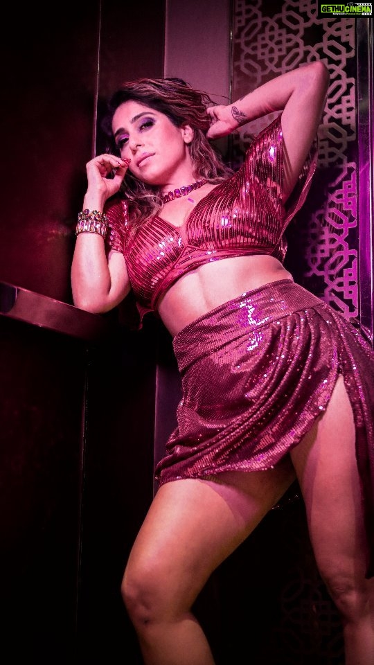 Neha Bhasin Instagram - How to keep calm when your Performance outfit is so frickin HOT 😋😋 Shot & Edited by @jagritagarwal35