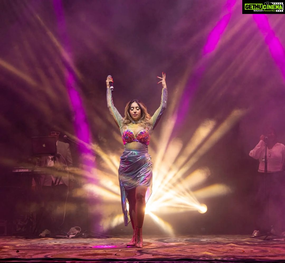 Neha Bhasin Instagram - Dear women, Let's give ourselves permission to be our fabulous selves all day, everyday. Let us promise to lift each other up, no matter what. I see you and I love you. You are great. #happywomensday #nehabhasin #nehabhasinlive