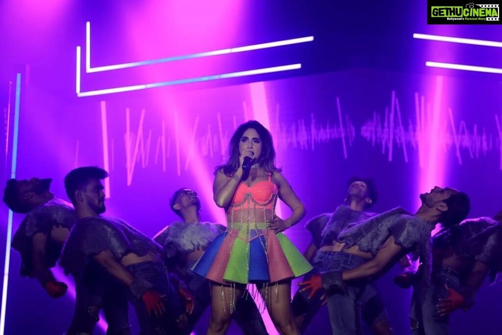 Neha Bhasin Instagram - " Concert on, world off. " live in Dubai #NehaBhasin #Nehabhasinlive