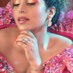 Neha Bhasin Instagram - 'Titli si phiru Manmarzi' - oot patangi. Just a normal day at work 💞 #nehabhasin