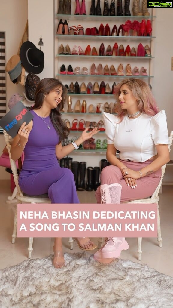 Neha Bhasin Instagram - Aww! @nehabhasin4u dedicating a song to Salman Khan, from the movie “Sultan”, as they have worked together in that. We are totally mesmerised by her voice.😍❤ . . . . Full video out on FILMYGYAN’s Youtube channel . . #nehabhasin #nehabhasin4u #filmygyan #salmankhan #anushkasharma