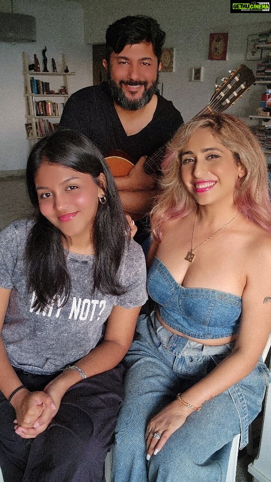 Neha Bhasin Instagram - Sajna ve Sajna Ć Nai Jaana Enjoy this Live jam with my niece in our studio accompanied by Sameer on the guitar. Sajna ve Sajna originally and brilliantly sung by @sunidhichauhan5 Ps : I prefer my live jams to be one take, raw and not auto tuned. Real Just like yours truly. Enjoy š¤ @virabagai @zookthespook #nehabhasin #naijaana #sajnavesajna #instasong