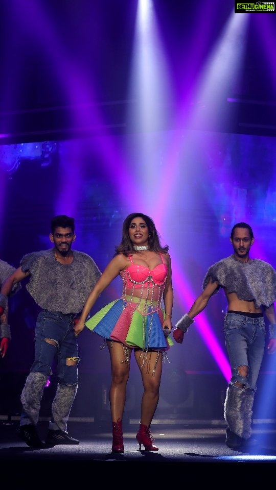 Neha Bhasin Instagram - Neha Bhasin Live : with the live sound.. In today's day and age while most artists take pride in lip syncing and dangling the mic mid air like a prop, we relish singing and playing live together. It is the most precious moments we live for. @joelcrasto.zoel @kenneth_rebello_doublethumb @cassius_drums @sanjuaguiar @rishabh_shankar @manoj_bej_das @aaseemtrivedi @murishkad #nehabhasin #nehabhasinlive