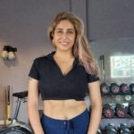 Neha Bhasin Instagram - Monday motivation : aerobic style kick boxing dance workout. Post long Pms, periods, IBS I really needed a routine to make me happy. And Naatu Naatu just did it for me. Try the workout, make faces, have fun 😋 #nehabhasin #danceworkout #naatunaatu #kickboxing