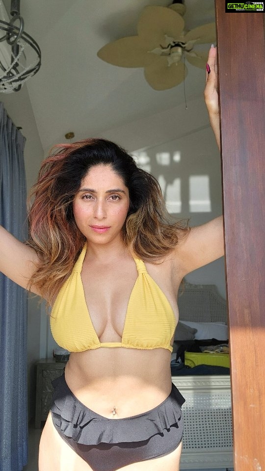 Neha Bhasin Instagram - Raising the temperature before I take a cool dip in the pool.. #nehabhasin #liveandletlive