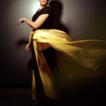 Neha Dhupia Instagram - Walking on sunshine ☀️… . . . . . . . . #hostmodeon @criticschoicefilmawards @gauriandnainika @minerali_store @mitavaswani @kamaldeepss @ayeshakhanna20 @inirahk @bilquis_qazi_07 @thakkerrishi @kapilcharaniya