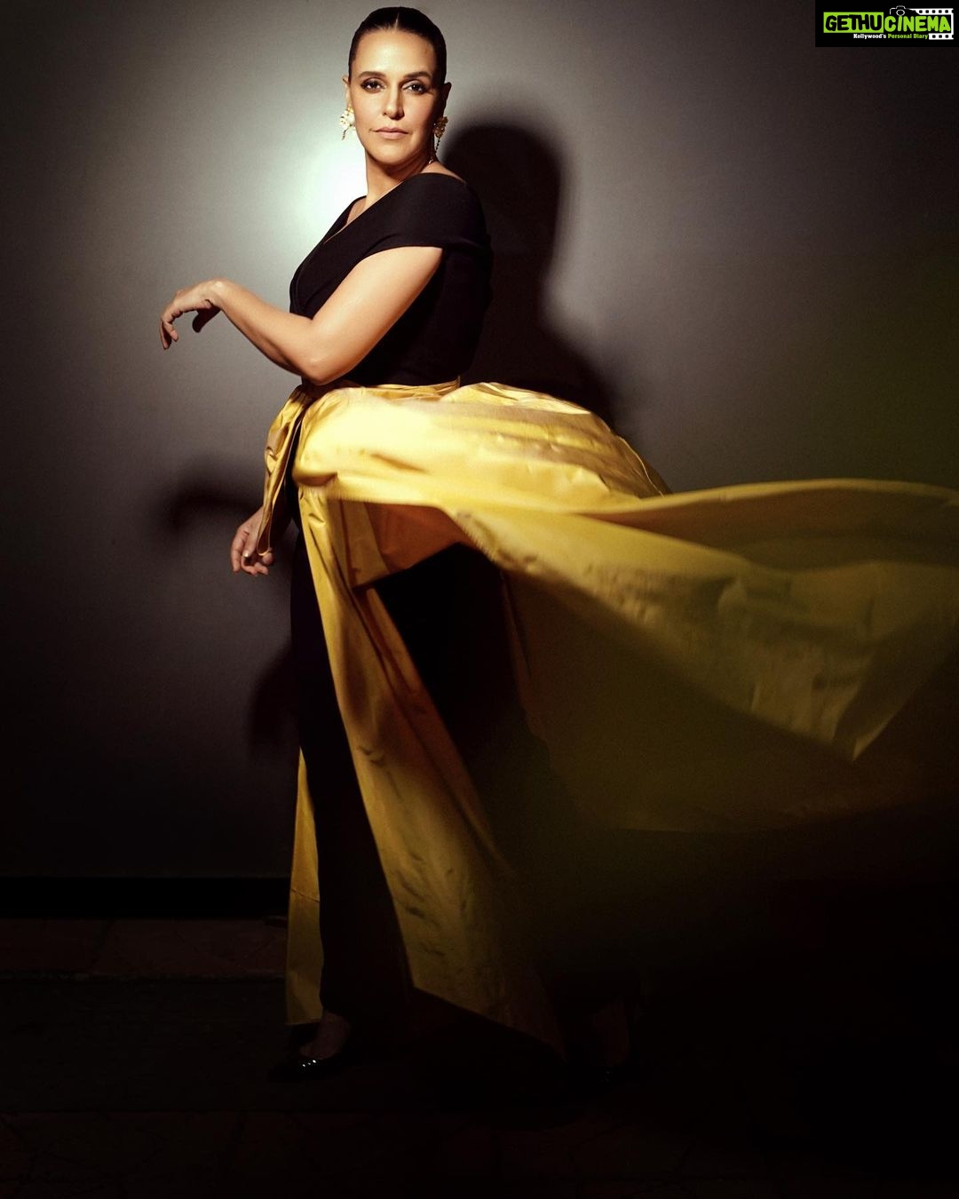 Neha Dhupia Instagram - Walking on sunshine ☀️… . . . . . . . . #hostmodeon @criticschoicefilmawards @gauriandnainika @minerali_store @mitavaswani @kamaldeepss @ayeshakhanna20 @inirahk @bilquis_qazi_07 @thakkerrishi @kapilcharaniya