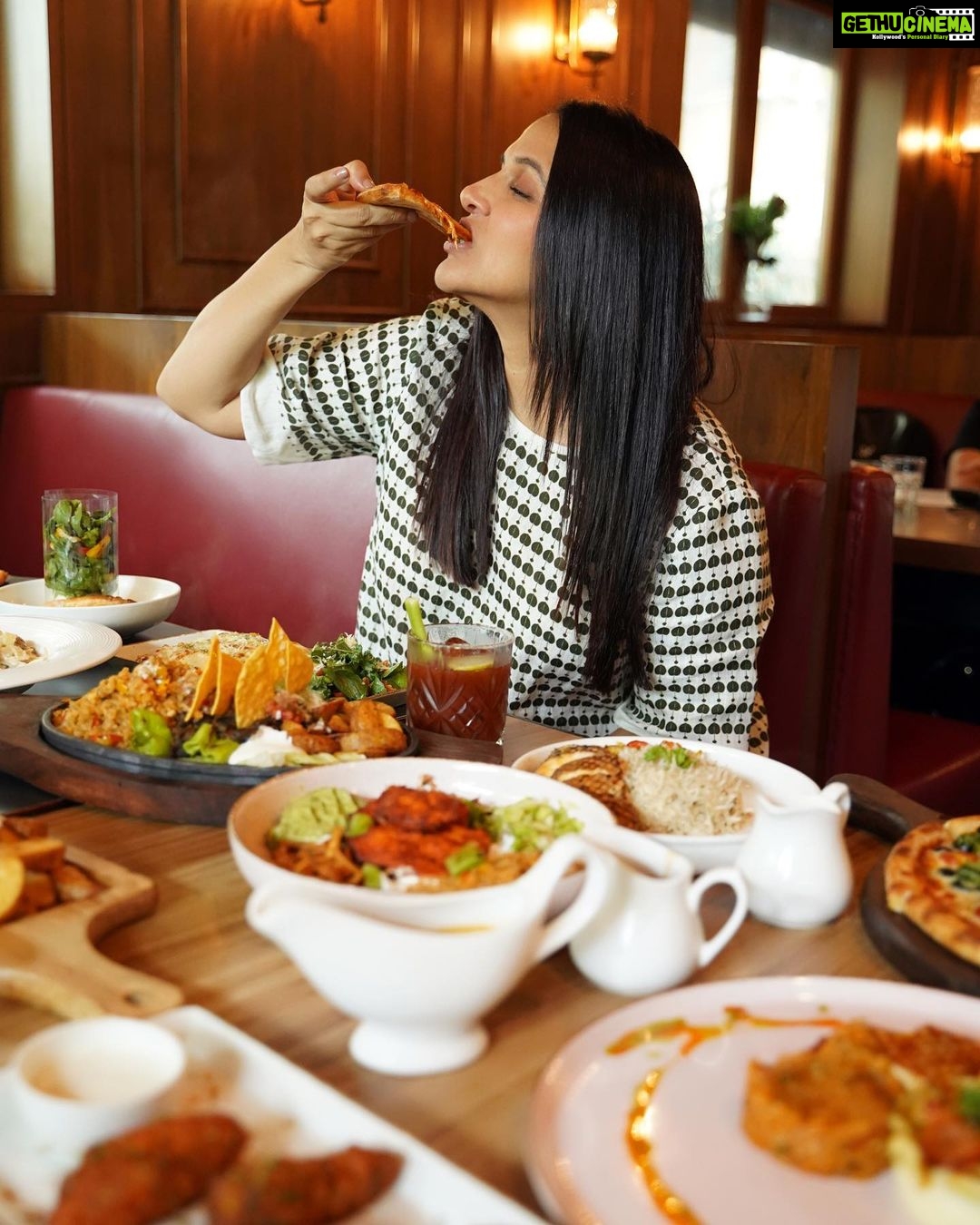 Neha Dhupia Instagram - 🍕 + me … the ultimate love affair 😍 . . did nt have to travel far to discover the yummiest food , cocktails ,desserts n bakery… I could go on !!! @bluebopcafe I’m coming back for every meal!!!
