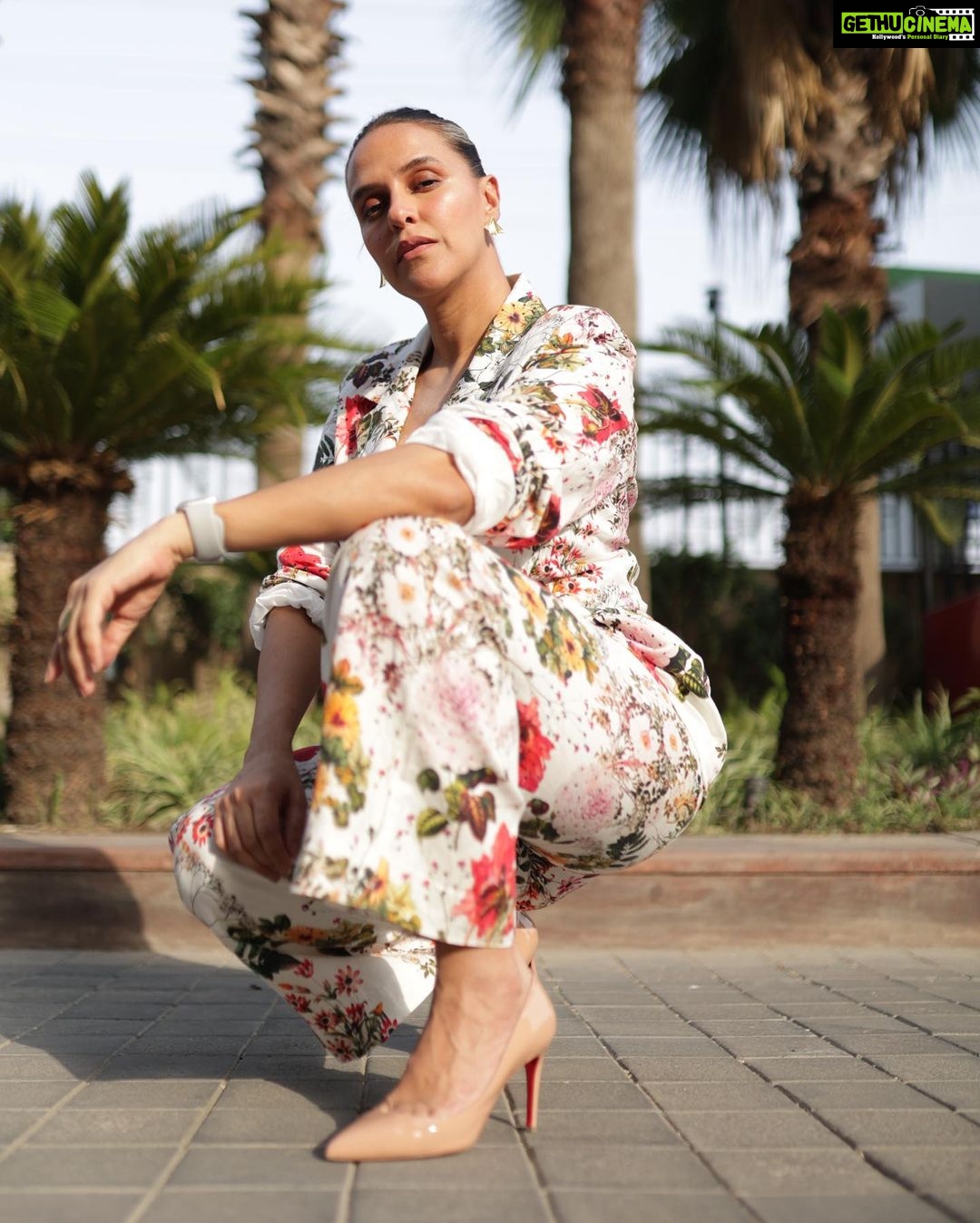 Neha Dhupia Instagram - High heels 👠 + deep squat … aaj ke liye itna hi 😛 . . . . . . . . . . @coverstoryfsl @ayeshakhanna20 @niiaashi @diva_rose21 @kiran_chhetri92 @karanrai001 @thephotodost 📸 #delhi
