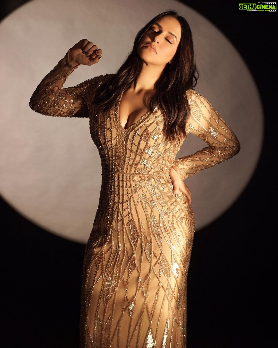 Neha Dhupia Instagram - Golden ✨ . . . . . . . . . . @theohailakhanofficial @aasthasharma @muskaanmatta @mitavaswani @artistpoonamsolanki @thakkerrishi 📸 @kapilcharaniya