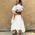 Neha Dhupia Instagram - Look who decided to walk straight into mamas arms … when daddy was clicking photos of mama ♥️♥️♥️♥️♥️ @guriqdhupiabedi my ♥️🌍 . . . . . . . 👗 @twinklehanspal By @ayeshakhanna20 💄 @vilokaaaaa @thatmakeupmisfit