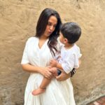 Neha Dhupia Instagram - Look who decided to walk straight into mamas arms … when daddy was clicking photos of mama ♥️♥️♥️♥️♥️ @guriqdhupiabedi my ♥️🌍 . . . . . . . 👗 @twinklehanspal By @ayeshakhanna20 💄 @vilokaaaaa @thatmakeupmisfit