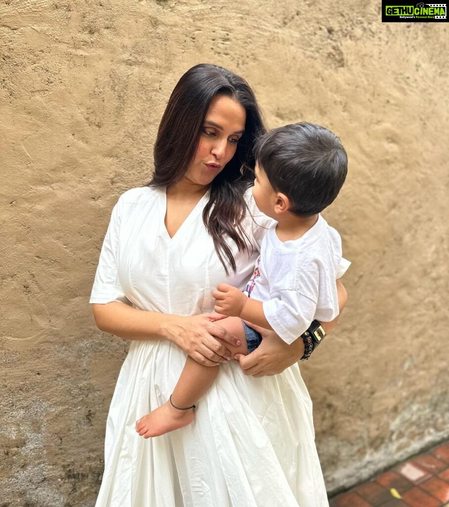 Neha Dhupia Instagram - Look who decided to walk straight into mamas arms … when daddy was clicking photos of mama ♥️♥️♥️♥️♥️ @guriqdhupiabedi my ♥️🌍 . . . . . . . 👗 @twinklehanspal By @ayeshakhanna20 💄 @vilokaaaaa @thatmakeupmisfit