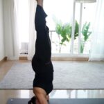 Neha Dhupia Instagram - Honour ur practice … honour your teacher … honour urself daily 🙏🏻 . . . . #omshanti #internationalyogaday #vasudhaivakutumbakam @rohitflowyoga @kapilcharaniya (P.s . Spot the cutest photobomb😍)