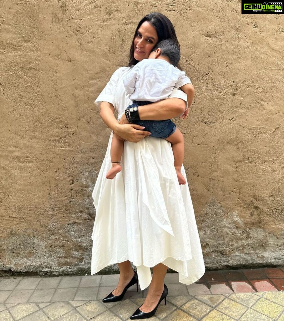 Neha Dhupia Instagram - Look who decided to walk straight into mamas arms … when daddy was clicking photos of mama ♥️♥️♥️♥️♥️ @guriqdhupiabedi my ♥️🌍 . . . . . . . 👗 @twinklehanspal By @ayeshakhanna20 💄 @vilokaaaaa @thatmakeupmisfit