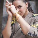 Neha Dhupia Instagram - Sharing new location … living in oversized blazers for life 🤪😍 . . . . . . . . Favs #ootd Jacket : @dhruvkapoor Jewelry : @shoplune Styled by : @ayeshakhanna20 Muah : @vibhagusain @artistpoonamsolanki Images : @kapilcharaniya Managed by : @thakkerrishi