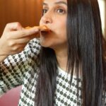 Neha Dhupia Instagram - 🍕 + me … the ultimate love affair 😍 . . did nt have to travel far to discover the yummiest food , cocktails ,desserts n bakery… I could go on !!! @bluebopcafe I’m coming back for every meal!!!