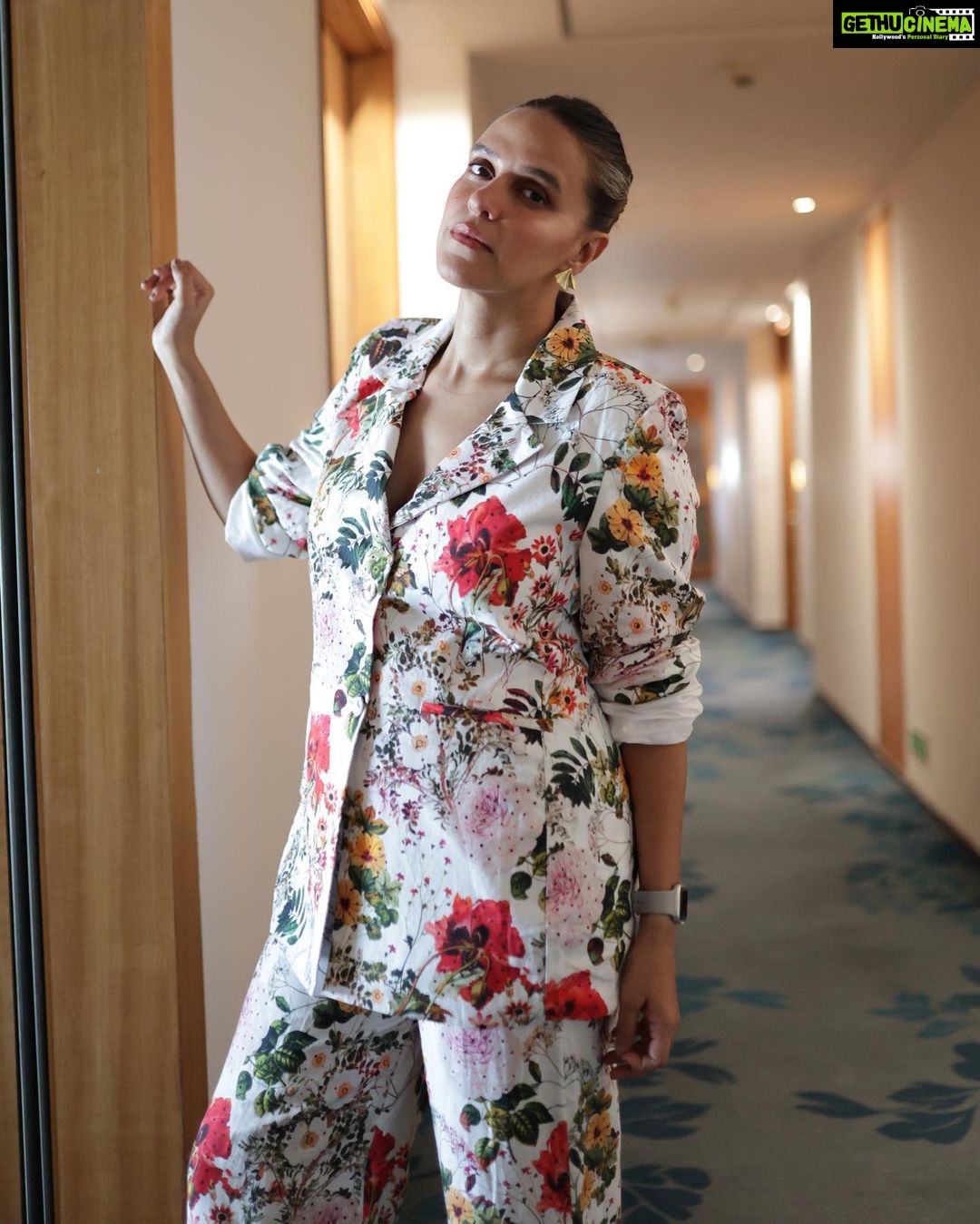 Neha Dhupia Instagram - High heels 👠+ deep squat … aaj ke liye itna hi 😛 . . . . . . . . . . @coverstoryfsl @ayeshakhanna20 @niiaashi @diva_rose21 @kiran_chhetri92 @karanrai001 @thephotodost 📸 #delhi