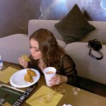 Neha Kakkar Instagram – “Chai with Samosa and Green Chatni” is what I eat back stage in my green room! What do you eat while working? 😍 
Next Concert #Indianapolis 15th July
#Sanjose 16th July 🤩

Pic from #NehaKakkarLive at #UBSArena @ubsarena United States