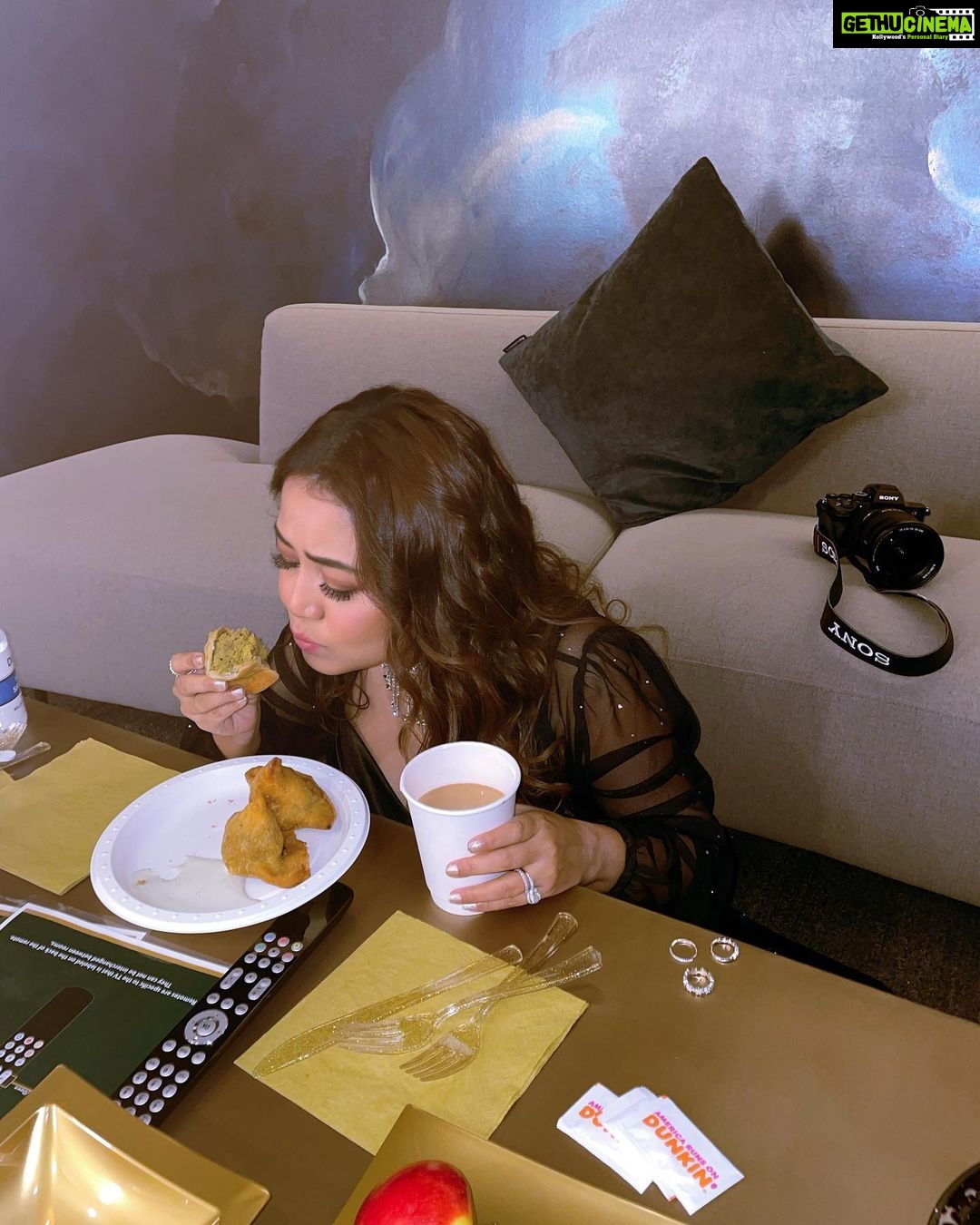 Neha Kakkar Instagram - “Chai with Samosa and Green Chatni” is what I eat back stage in my green room! What do you eat while working? 😍 Next Concert #Indianapolis 15th July #Sanjose 16th July 🤩 Pic from #NehaKakkarLive at #UBSArena @ubsarena United States
