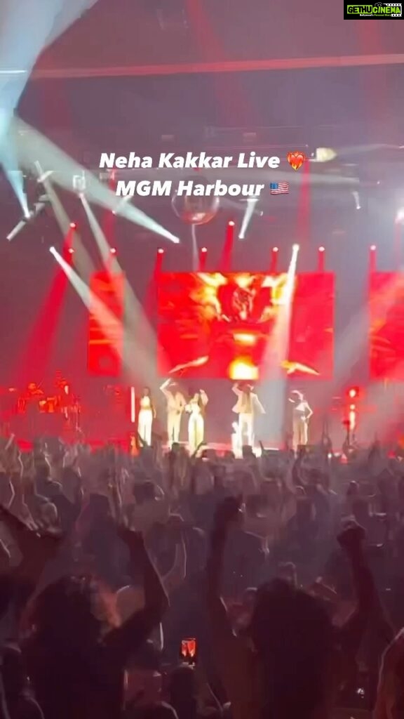 Neha Kakkar Instagram - And We nailed it!! #NehaKakkarLive in MGM Harbour was FIRE 🔥 Thanks to everyone who showed up inspite of being the working Monday the next day 🙌🏼 @shribalajientertainment @deepa_dolly_s @manish.sood