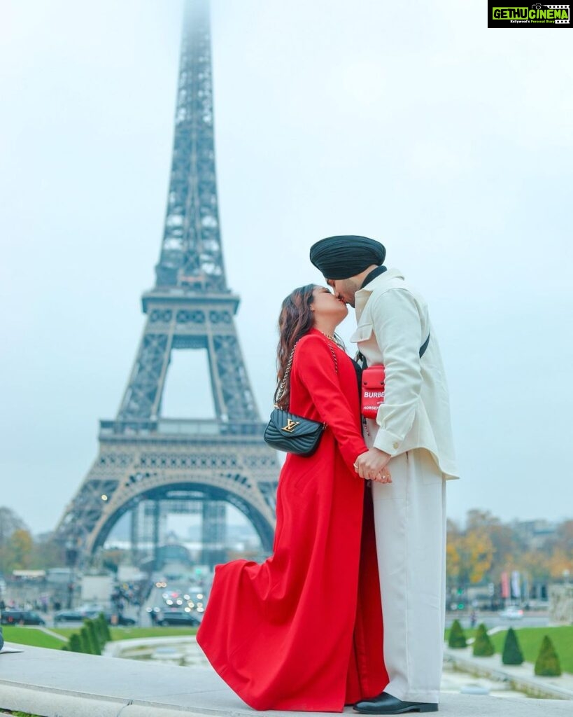 Neha Kakkar Instagram - City of Love #Paris looks BEAUTIFUL! But Only when You’re around, not without You My Love! @rohanpreetsingh ♥️ #NehuPreet Eiffel Tower