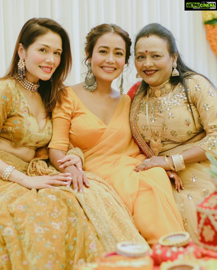 Neha Kakkar Instagram - Happy Mother’s Day to all the women who make me feel like I’m always a little girl. Love You Maaaaa ♥️🥰🙌🏼🙏🏼 Happy Mother’s Day to all the mothers in the world ♥️🙌🏼🙏🏼 #NehaKakkar