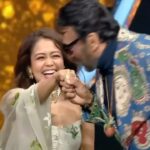 Neha Kakkar Instagram - One of the most Precious Moments with Legend #JackyShroff Sir!! ♥️🔥 @apnabhidu Got to learn so much 🙌🏼 Video Copyrights: @sonytvofficial 😅 #NehuDiaries #NehaKakkar #IndianIdol12 #IndianIdol