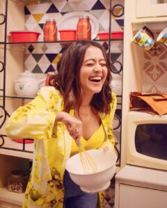 Neha Kakkar Instagram - When I’m in the Kitchen v/s Living room 😛🥰 
#NehuDiaries