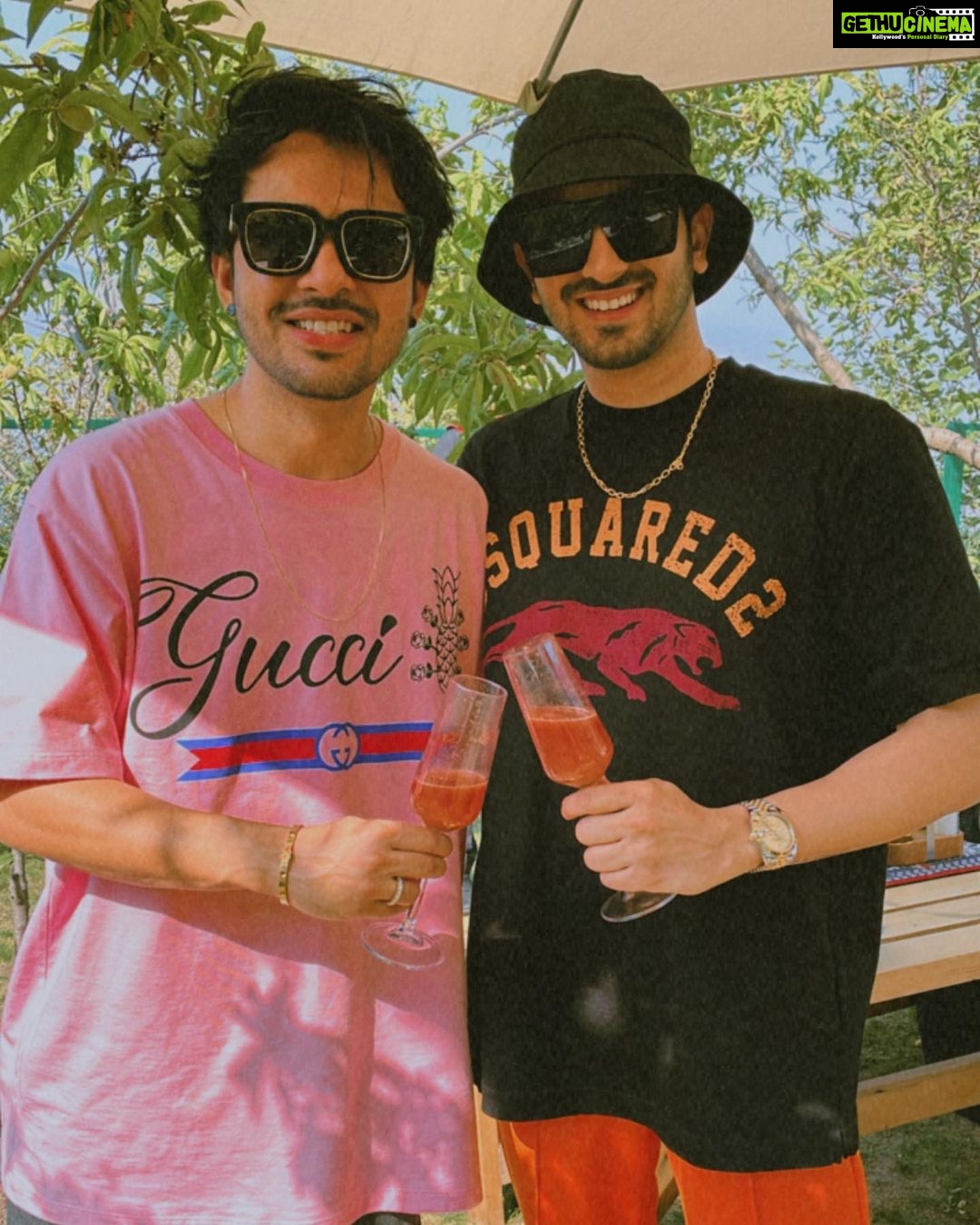 Neha Kakkar Instagram - Good Times Only! ♥️ @tonykakkar Bhaiyu’s birthdayyyy 🥳😍