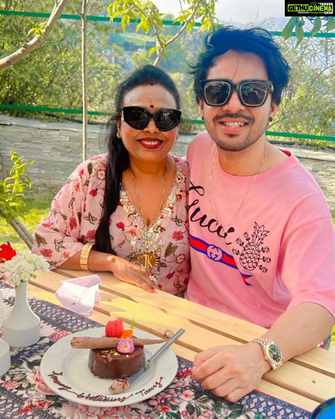 Neha Kakkar Instagram - Good Times Only! ♥️ @tonykakkar Bhaiyu’s birthdayyyy 🥳😍