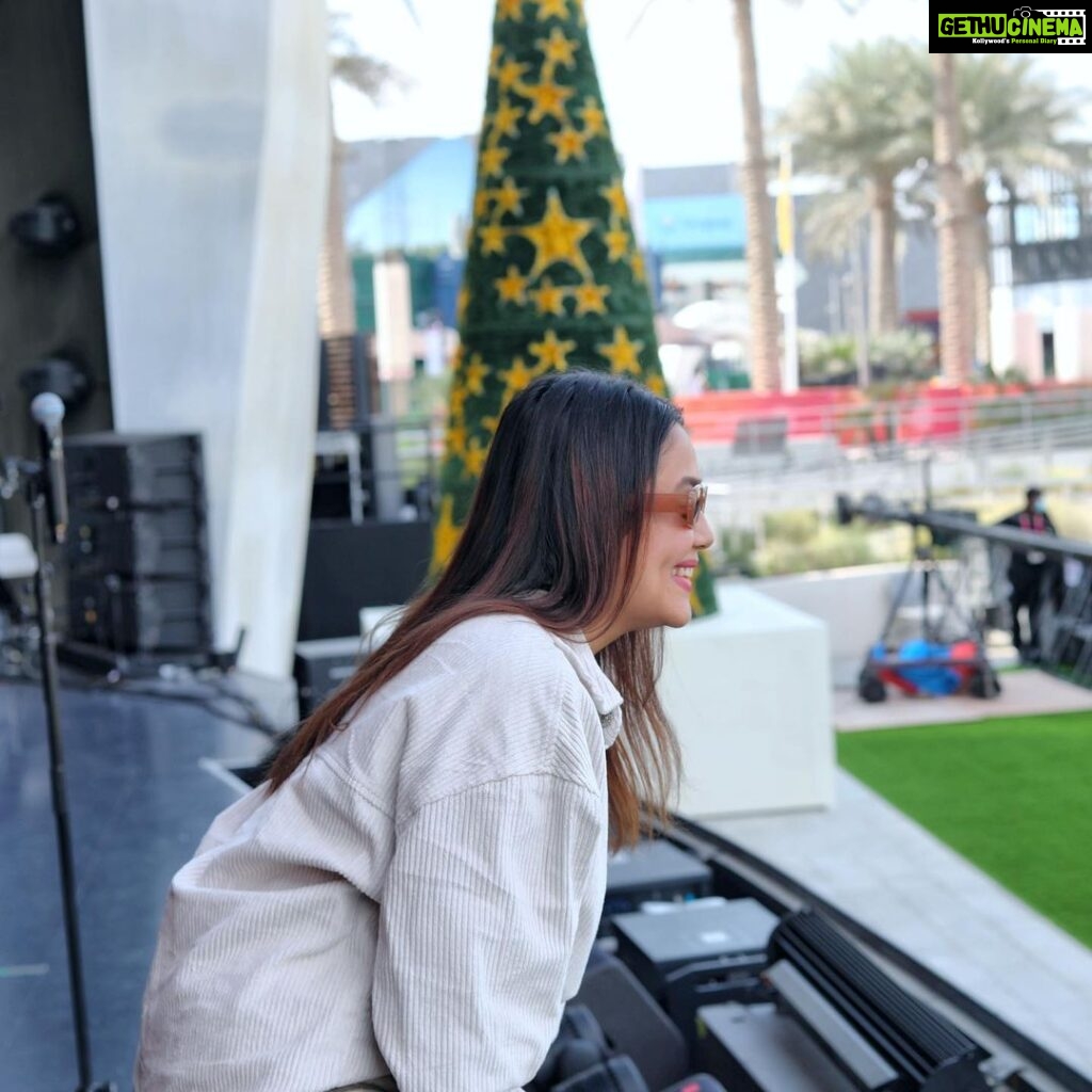 Neha Kakkar Instagram - Hello Hello Mic check…. And We’re all set for #NehaKakkarLive Tonight at #Expo2020Dubai ❤️‍🔥🙏🏼 8:30 pm onwards Jubilee Stage #NehaKakkar #Dubai Dubai, UAE