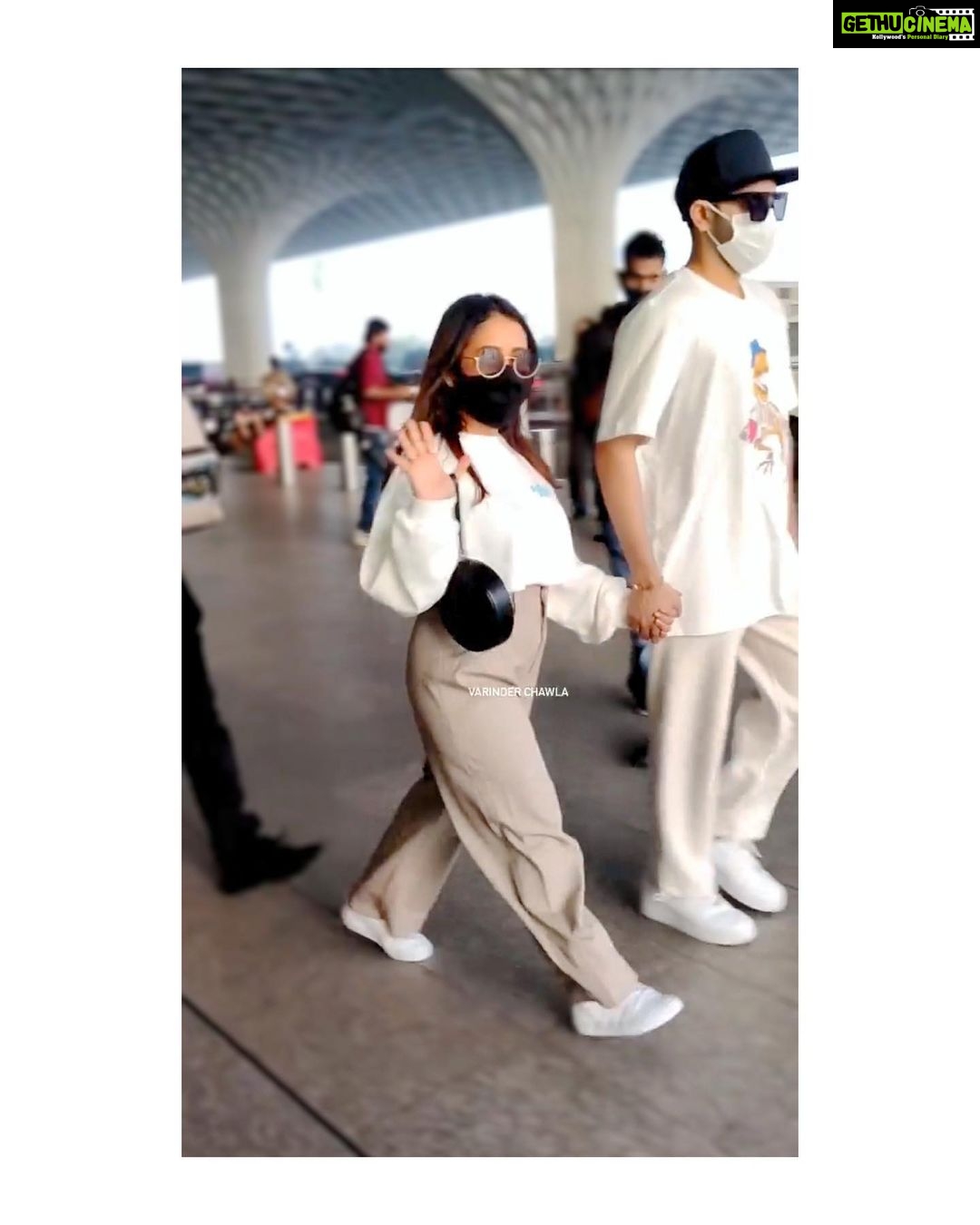 Neha Kakkar Instagram - Days when we enjoy getting clicked! 📸 👻