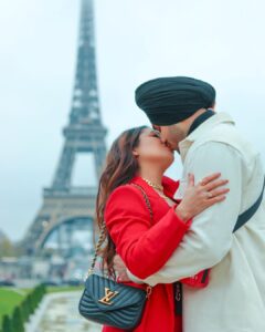 Neha Kakkar Instagram - City of Love #Paris looks BEAUTIFUL! But Only when You’re around, not without You My Love! @rohanpreetsingh ♥️

#NehuPreet