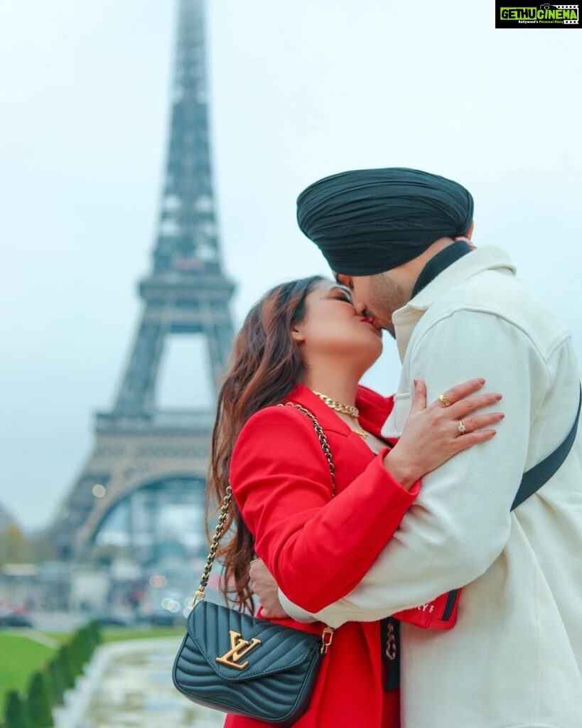 Neha Kakkar Instagram - City of Love #Paris looks BEAUTIFUL! But Only when You’re around, not without You My Love! @rohanpreetsingh ♥️ #NehuPreet Eiffel Tower