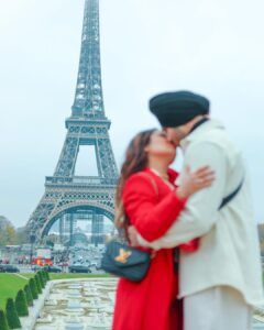 Neha Kakkar Instagram - City of Love #Paris looks BEAUTIFUL! But Only when You’re around, not without You My Love! @rohanpreetsingh ♥️

#NehuPreet