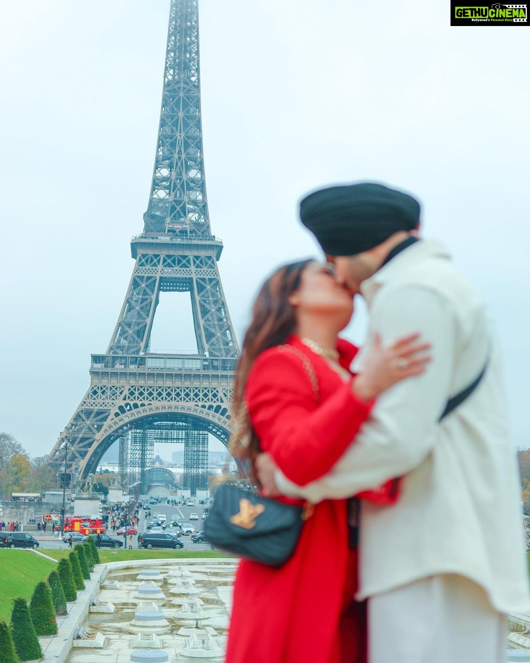 Neha Kakkar - 3.2 Million Likes - City of Love #Paris looks BEAUTIFUL! But Only when Youβre around, not without You My Love! @rohanpreetsingh β₯οΈ
#NehuPreet