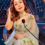 Neha Kakkar Instagram - Jab Main Patli Hua Karti Thi, Few Months back! 😭🙈🥰 #WhenIUsedToBeThin 😅 #NehaKakkar #NehuDiaries Outfit by: @mahimamahajanofficial @mahima9 😍 Styled by: @ruchikapoor 😘 My Beautiful Necklace Set with Earrings by My Mother In Law ♥️ Make up: @ritikavatsmakeupandhair 😘 Hair by: @kimberlymakeupnhair 😘 Photography by: @piyushmehraofficial 🤗 #IndianIdol12 #IndianIdol #JudgeSahiba