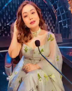 Neha Kakkar Instagram - Jab Main Patli Hua Karti Thi, Few Months back! 😭🙈🥰 #WhenIUsedToBeThin 😅 #NehaKakkar #NehuDiaries

Outfit by: @mahimamahajanofficial @mahima9 😍
Styled by: @ruchikapoor 😘
My Beautiful Necklace Set with Earrings by My Mother In Law ♥️
Make up: @ritikavatsmakeupandhair 😘
Hair by: @kimberlymakeupnhair 😘
Photography by: @piyushmehraofficial 🤗

#IndianIdol12 #IndianIdol #JudgeSahiba