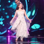 Neha Kakkar Instagram - Jab Main Patli Hua Karti Thi, Few Months back! 😭🙈🥰 #WhenIUsedToBeThin 😅 #NehaKakkar #NehuDiaries Outfit by: @mahimamahajanofficial @mahima9 😍 Styled by: @ruchikapoor 😘 My Beautiful Necklace Set with Earrings by My Mother In Law ♥️ Make up: @ritikavatsmakeupandhair 😘 Hair by: @kimberlymakeupnhair 😘 Photography by: @piyushmehraofficial 🤗 #IndianIdol12 #IndianIdol #JudgeSahiba