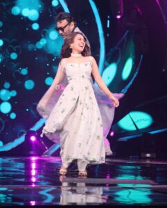 Neha Kakkar Instagram - Jab Main Patli Hua Karti Thi, Few Months back! 😭🙈🥰 #WhenIUsedToBeThin 😅 #NehaKakkar #NehuDiaries

Outfit by: @mahimamahajanofficial @mahima9 😍
Styled by: @ruchikapoor 😘
My Beautiful Necklace Set with Earrings by My Mother In Law ♥️
Make up: @ritikavatsmakeupandhair 😘
Hair by: @kimberlymakeupnhair 😘
Photography by: @piyushmehraofficial 🤗

#IndianIdol12 #IndianIdol #JudgeSahiba