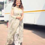 Neha Kakkar Instagram - Jab Main Patli Hua Karti Thi, Few Months back! 😭🙈🥰 #WhenIUsedToBeThin 😅 #NehaKakkar #NehuDiaries Outfit by: @mahimamahajanofficial @mahima9 😍 Styled by: @ruchikapoor 😘 My Beautiful Necklace Set with Earrings by My Mother In Law ♥️ Make up: @ritikavatsmakeupandhair 😘 Hair by: @kimberlymakeupnhair 😘 Photography by: @piyushmehraofficial 🤗 #IndianIdol12 #IndianIdol #JudgeSahiba