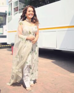 Neha Kakkar Instagram - Jab Main Patli Hua Karti Thi, Few Months back! 😭🙈🥰 #WhenIUsedToBeThin 😅 #NehaKakkar #NehuDiaries

Outfit by: @mahimamahajanofficial @mahima9 😍
Styled by: @ruchikapoor 😘
My Beautiful Necklace Set with Earrings by My Mother In Law ♥️
Make up: @ritikavatsmakeupandhair 😘
Hair by: @kimberlymakeupnhair 😘
Photography by: @piyushmehraofficial 🤗

#IndianIdol12 #IndianIdol #JudgeSahiba