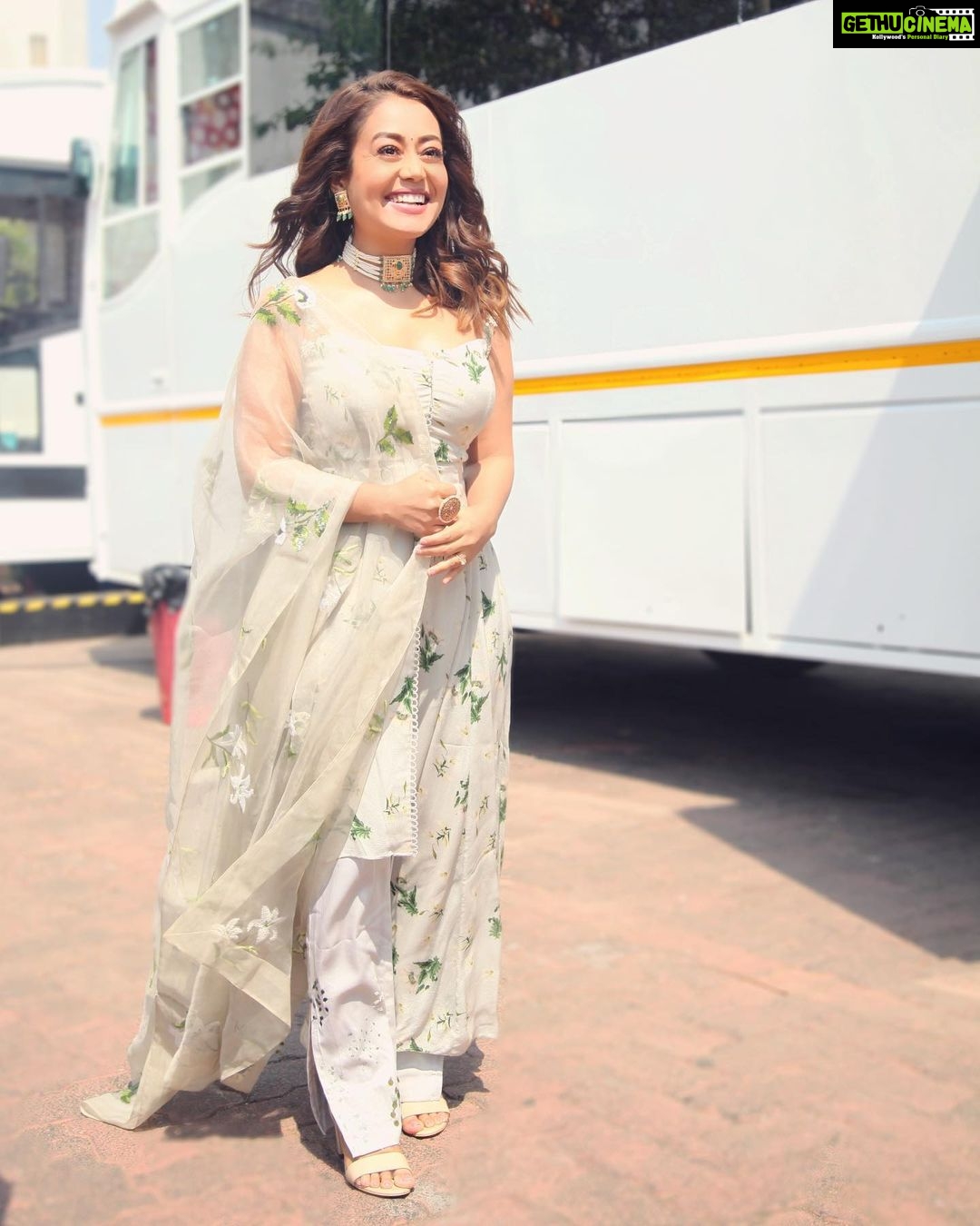 Neha Kakkar - 1.9 Million Likes - Jab Main Patli Hua Karti Thi, Few Months back! πππ₯° #WhenIUsedToBeThin π
#NehaKakkar #NehuDiaries
Outfit by: @mahimamahajanofficial @mahima9 π
Styled by: @ruchikapoor π
My Beautiful Necklace Set with Earrings by My Mother In Law β₯οΈ
Make up: @ritikavatsmakeupandhair π
Hair by: @kimberlymakeupnhair π
Photography by: @piyushmehraofficial π€
#IndianIdol12 #IndianIdol #JudgeSahiba