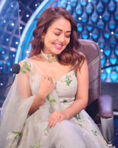 Neha Kakkar Instagram - Jab Main Patli Hua Karti Thi, Few Months back! 😭🙈🥰 #WhenIUsedToBeThin 😅 #NehaKakkar #NehuDiaries

Outfit by: @mahimamahajanofficial @mahima9 😍
Styled by: @ruchikapoor 😘
My Beautiful Necklace Set with Earrings by My Mother In Law ♥️
Make up: @ritikavatsmakeupandhair 😘
Hair by: @kimberlymakeupnhair 😘
Photography by: @piyushmehraofficial 🤗

#IndianIdol12 #IndianIdol #JudgeSahiba